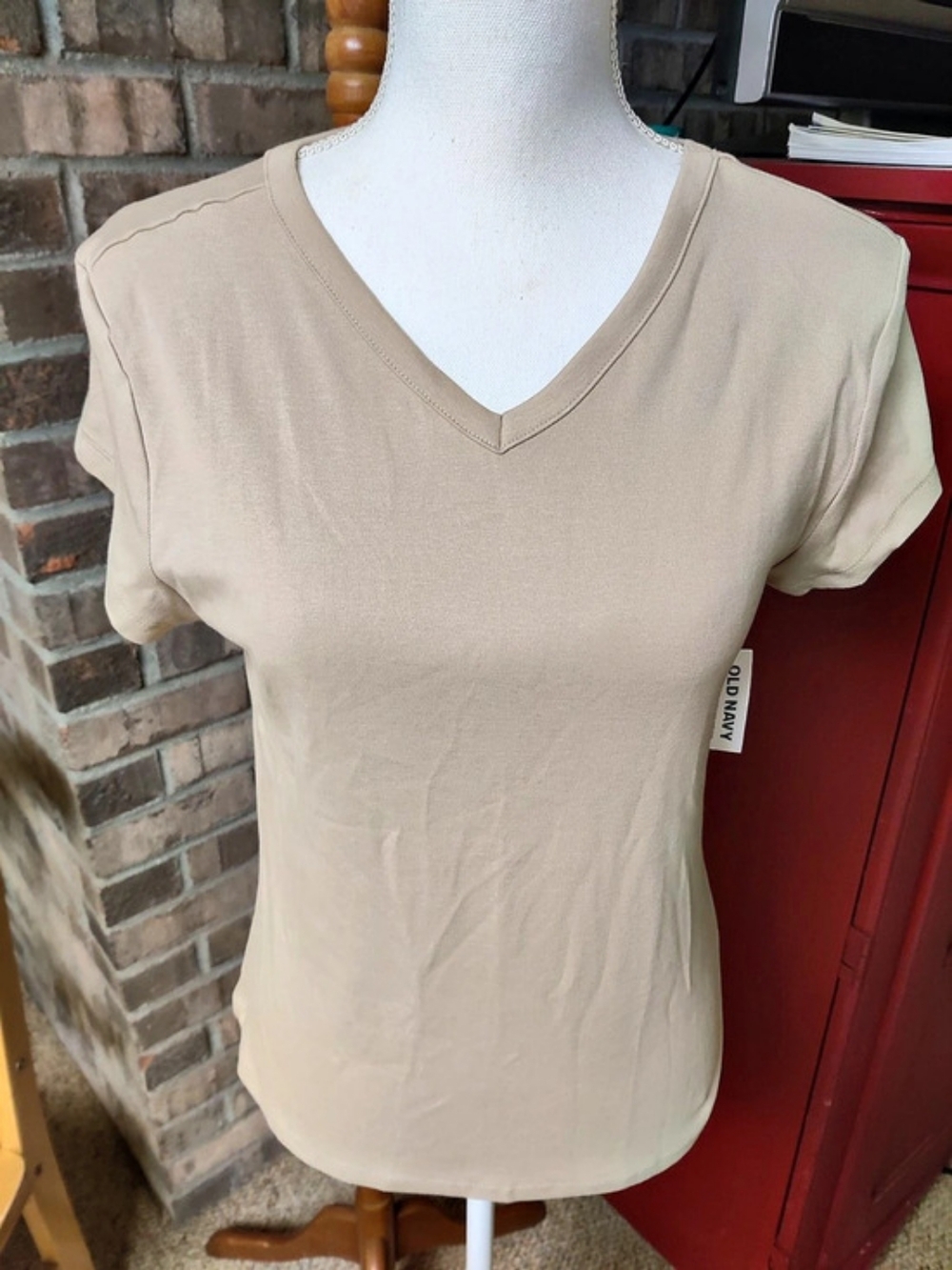 Snug Old Navy  High V-Neck T-Shirt Mocha Taffy  Large